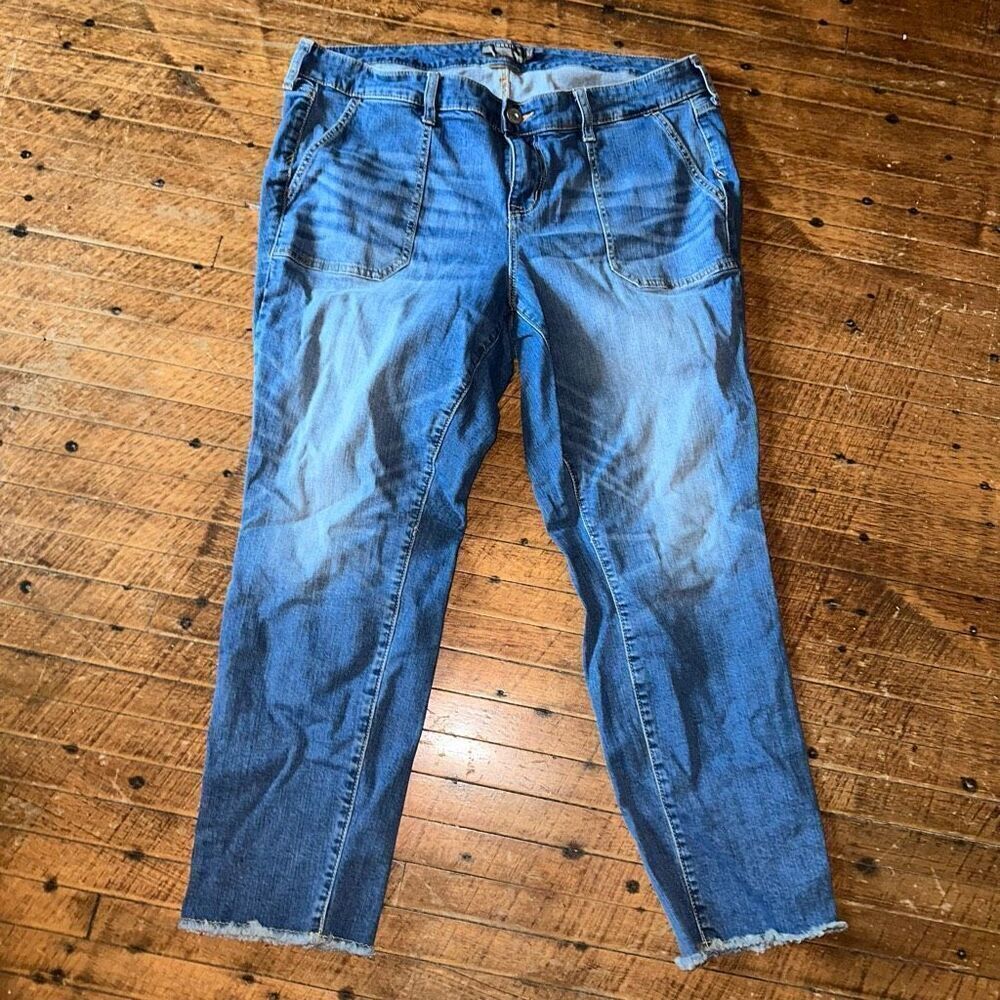 Torrid distressed raw hem vintage stretch size 16 cropped jeans